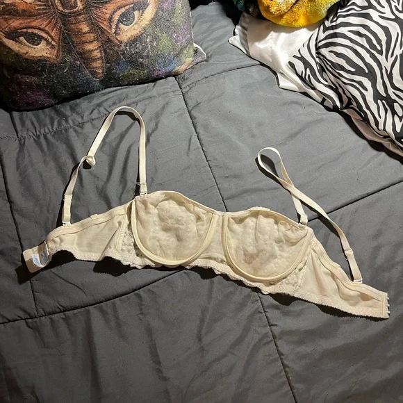 EUC. Olga Cream Floral Lace Convertible Bra - Picture 3 of 7